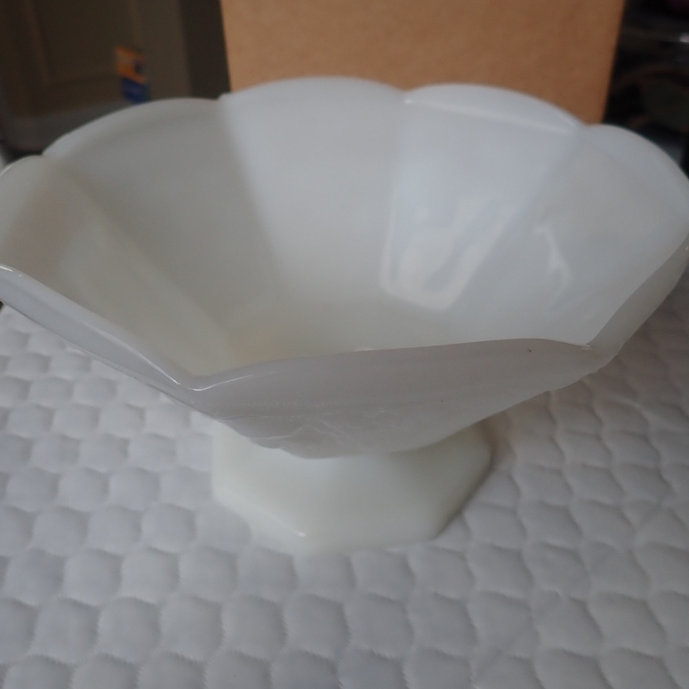 Anchor Hocking White Milk Glass Footed 8 Sided Bow